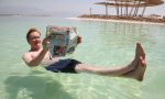 ပင်လယ်သေ ( Dead Sea ) မှာ ဘာကြောင့် လူတွေ ရေပေါ် ပေါ်နေနိုင်သလဲ